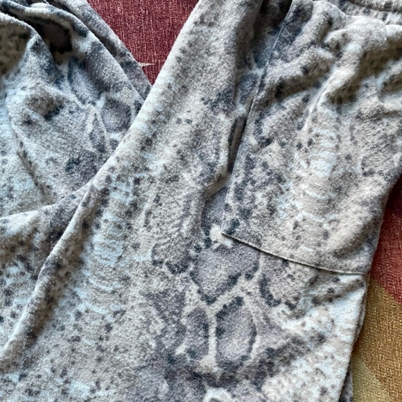 Snakeprint fleece lounge set - Picture 3 of 7